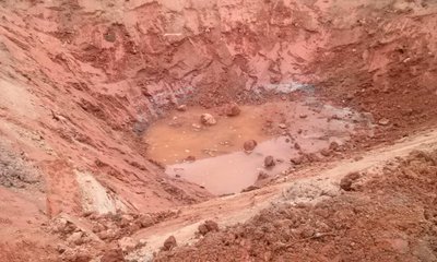 Juba pärast kaevamist valgus matmispaika vesi. 