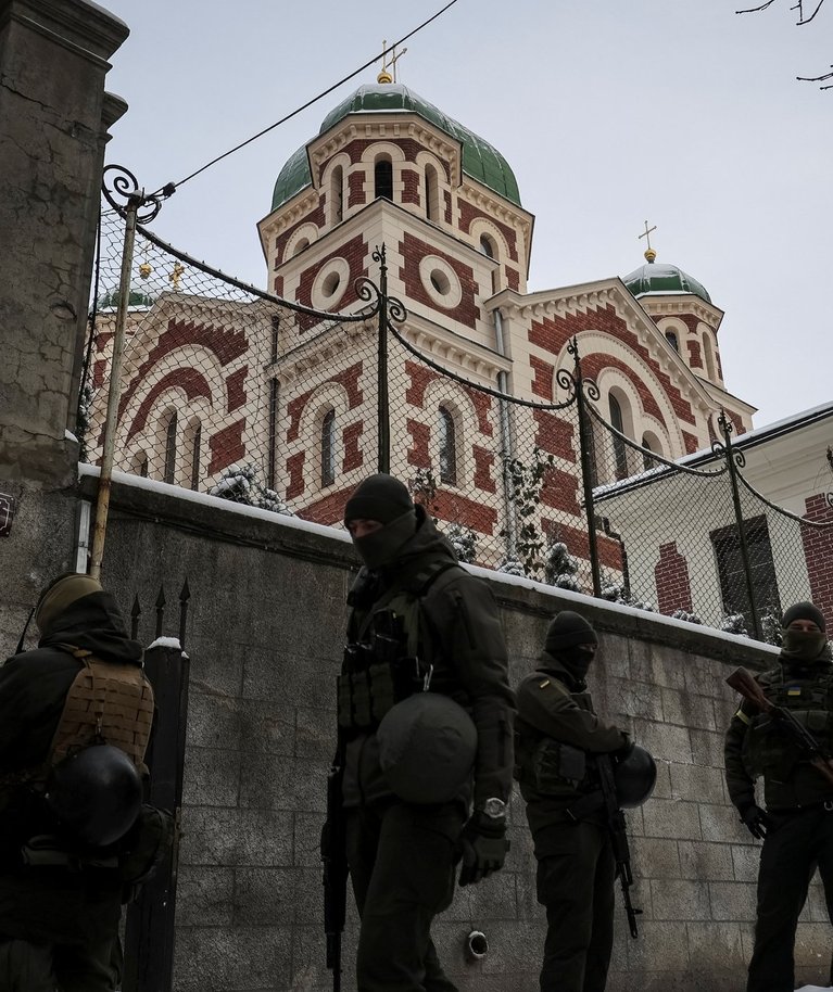 Ukraina korrakaitsjad seisavad Moskvale lojaalse Püha Jüri õigeusu kiriku ees. Foto tehtud 14. detsembril 2022 Lvivis. 