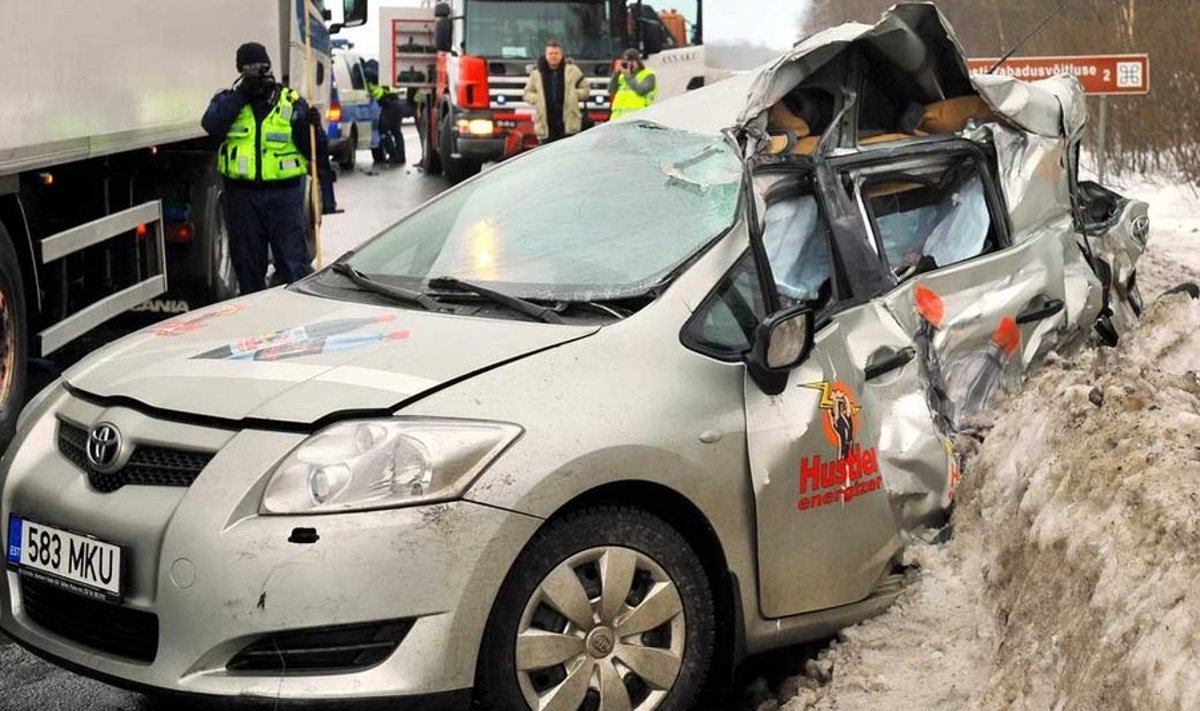 Sellele talvele tüüpiline: 18. jaanuaril Tallinna ringteel Lagedi lähedal juhtunud avariis osales kaks sõidu- ja kaks veoautot. Selle Toyota juht õnnetust üle ei elanud. (Raigo Pajula / Postimees / Scanpix)