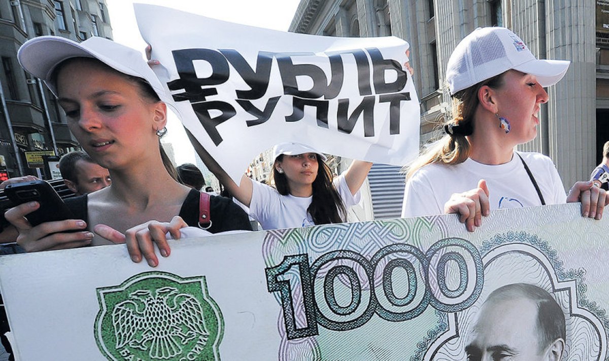 2011. aastal avaldasid Putini-meelsed noored meelt plakatitega „Rubla ruulib”. Nüüdseks on selge, et ei ruuli ta midagi.