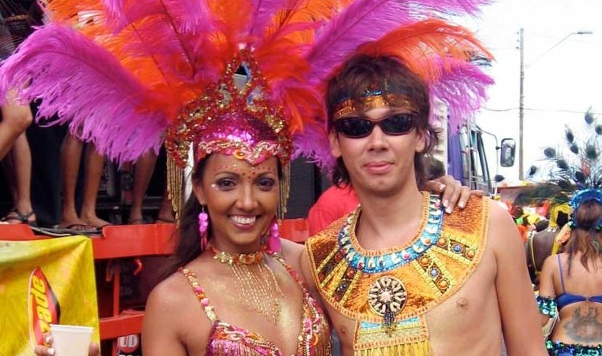 Kariibi mere piraat: Mikael Suvi eestlaslik tagasihoidlikkus kadus, kui ta 2007. aastal Theresa Trinidad ja Tobagos naiseks võttis ning seda sealsel karnevalil uhkelt tähistas.  (erakogu)