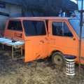 FOTOD: Järva-Jaani vanatehnika varjupaigas süüdati buss