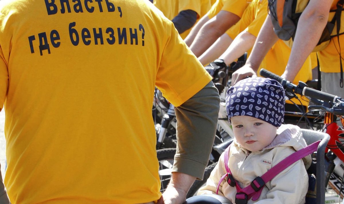 Venemaa jalgratturid 2011. aasta bensiinipuuduse. Ratturid kannavad särke kirjaga: "Valitsus, kus on bensiin?".
