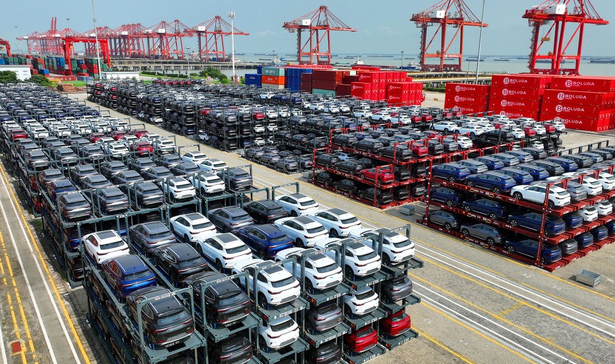 Hiina ettevõtte BYD elektriautod sadamas ootamas.