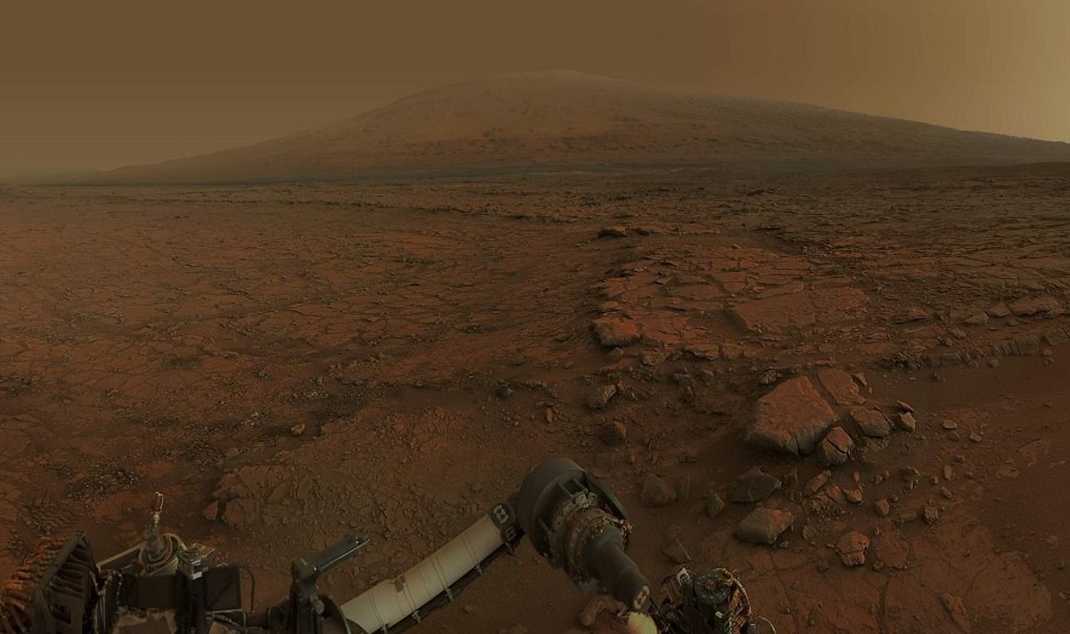 Päikeseloojangu aegne Marss kulgur Curiosity kaamera läbi. Foto: NASA/JPL/MSSS