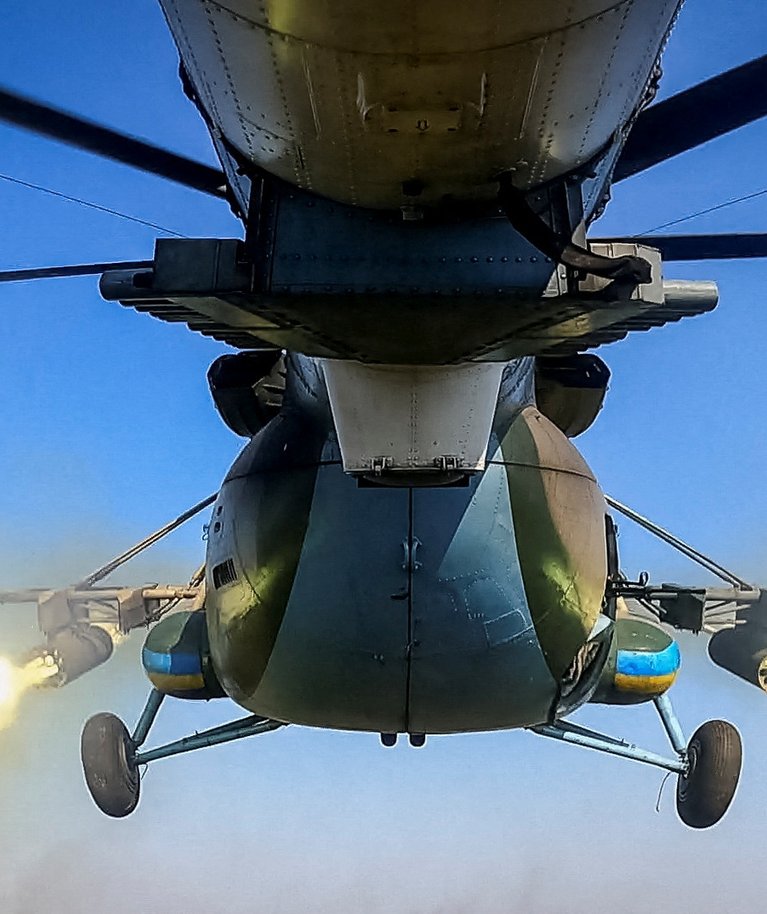 Ukraina sõjaväe helikopter Mi-8 tulistamas Ida-Ukrainas juhitamata rakette Vene vägede suunas. Foto tehtud 29. septembril 2023.