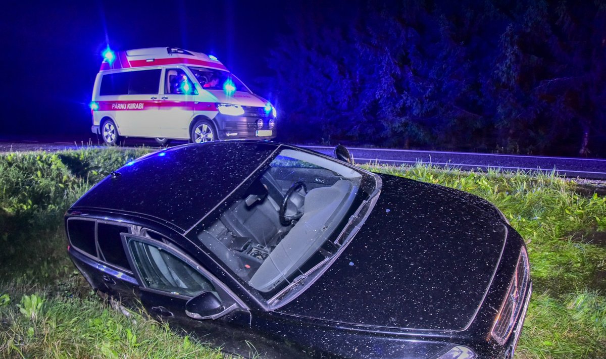 Viljandimaal sõitis auto kraavi