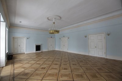Uhke parkettpõranda ja kuldse lühtriga saal on nüüdki mõisa kõige pidulikum ruum. 