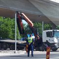 LUGEJA FOTO | Veoauto sõitis Haabersti uuele viaduktile sisse ja läks pooleks