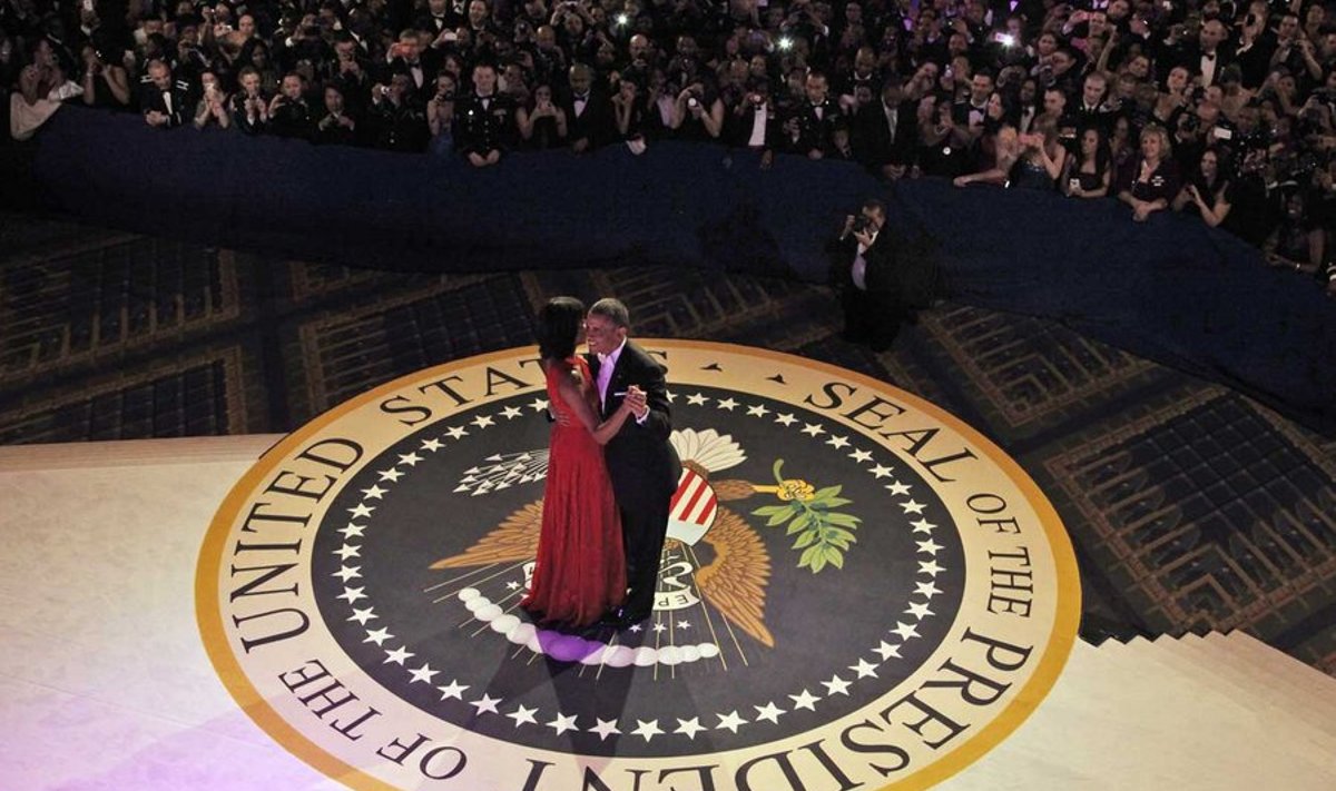 Põgus lembehetk enne teiseks ametiajaks käiste üles keeramist – Barack ja Michelle Obama tantsuhoos esmaspäevasel inauguratsiooniballil