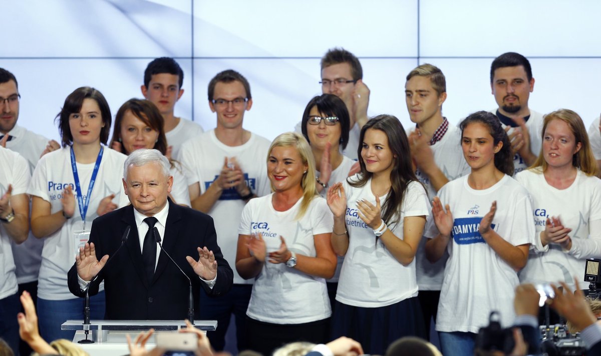 TUTTAV VAATEPILT: Noored juubeldavad parteilased ümbritsevad valimispeol hallipäist liidrit Jarosław Kaczyńskit.