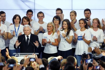 TUTTAV VAATEPILT: Noored juubeldavad parteilased ümbritsevad valimispeol hallipäist liidrit Jarosław Kaczyńskit.