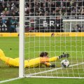 VIDEO | Millimeetrite mäng! Bundesliga puurivaht päästis sõrmeotsaga palli üle värajoone veeremast