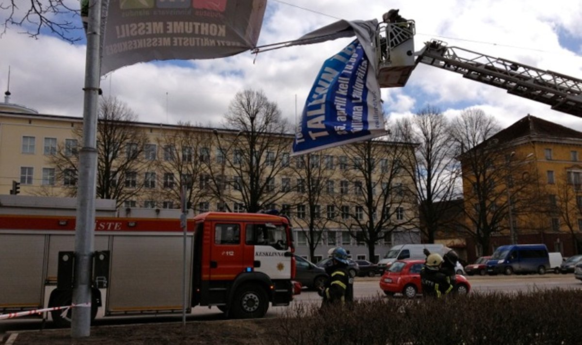 Tugev tuul rebis reklaami lahti