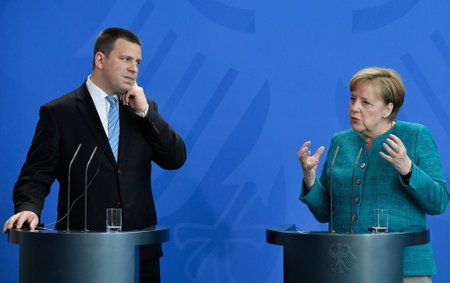 Saksamaa liidukantsler Angela Merkel ja peaministr Jüri Ratas täna Berliinis pressikonverentsil.