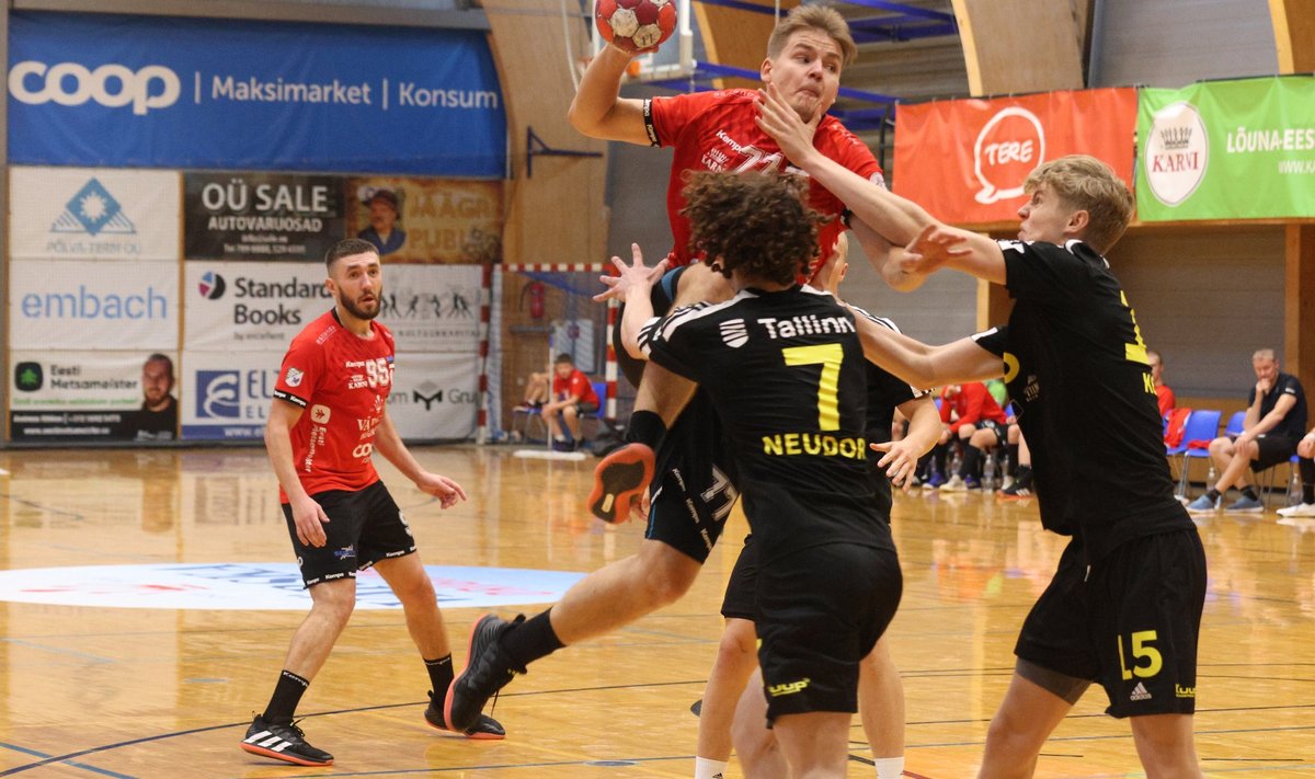 Alfred Timmo murdmas läbi HC Tallinna kaitse.