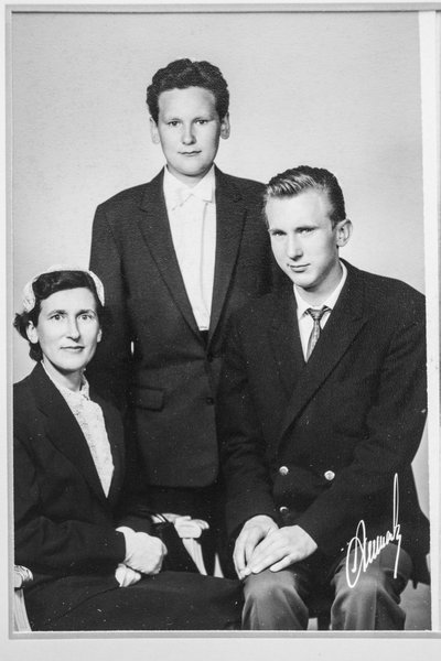 Linda Meri koos poegade Mati ja Ennuga Mati leeripäeval 1950ndail.
