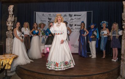 Конкурс народных костюмов, на переднем плане - Анна Майсурадзе