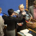 ФОТО: Социал-демократы взяли последний перерыв на обсуждении бюджета для того, чтобы раздать депутатам йогурт