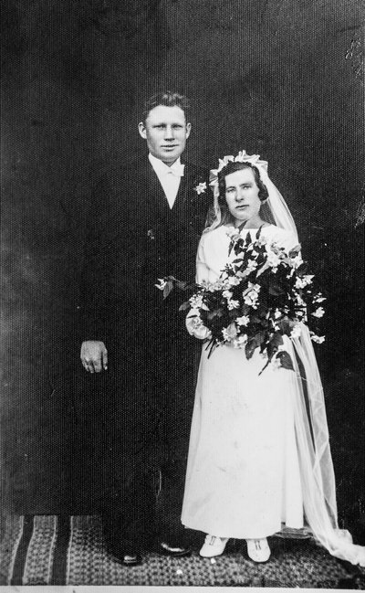 Laine vanemad Villem ja Luise Aaslaid pandi paari 1937. aasta aprillis Jämaja kirikus ja paari jäid nad vaatamata 47-le lahus oldud aastale surmani. Nüüd puhkavad mõlemad sama kiriku surnuaias.