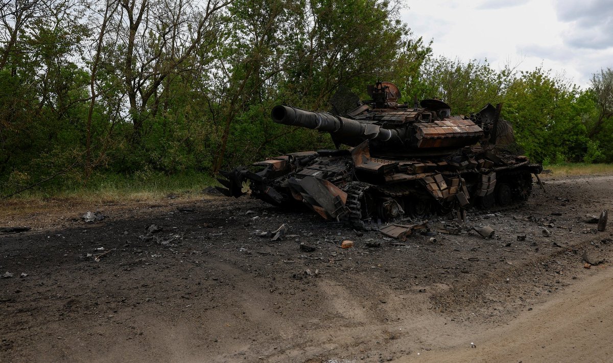 Подбитый танк стоит на дороге в Харьковской области
