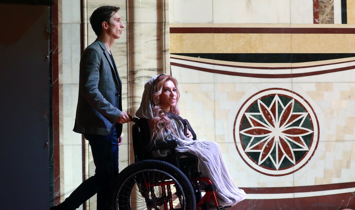 Venemaad tänavusel Eurovisioni lauluvõistlusel esindama pidanud Julia Samoilova (ratastoolis) esineb finaalipäeval okupeeritud Sevastoopolis.