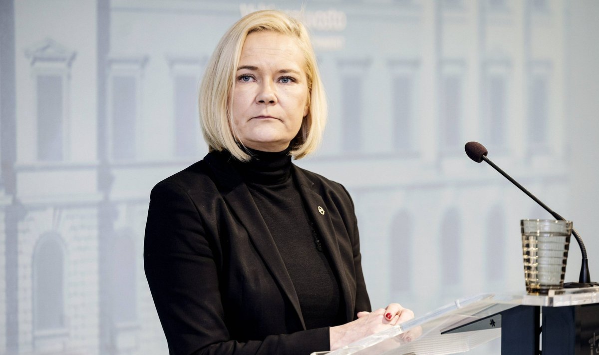 Soome siseminister Mari Rantanen pressikonverentsil.