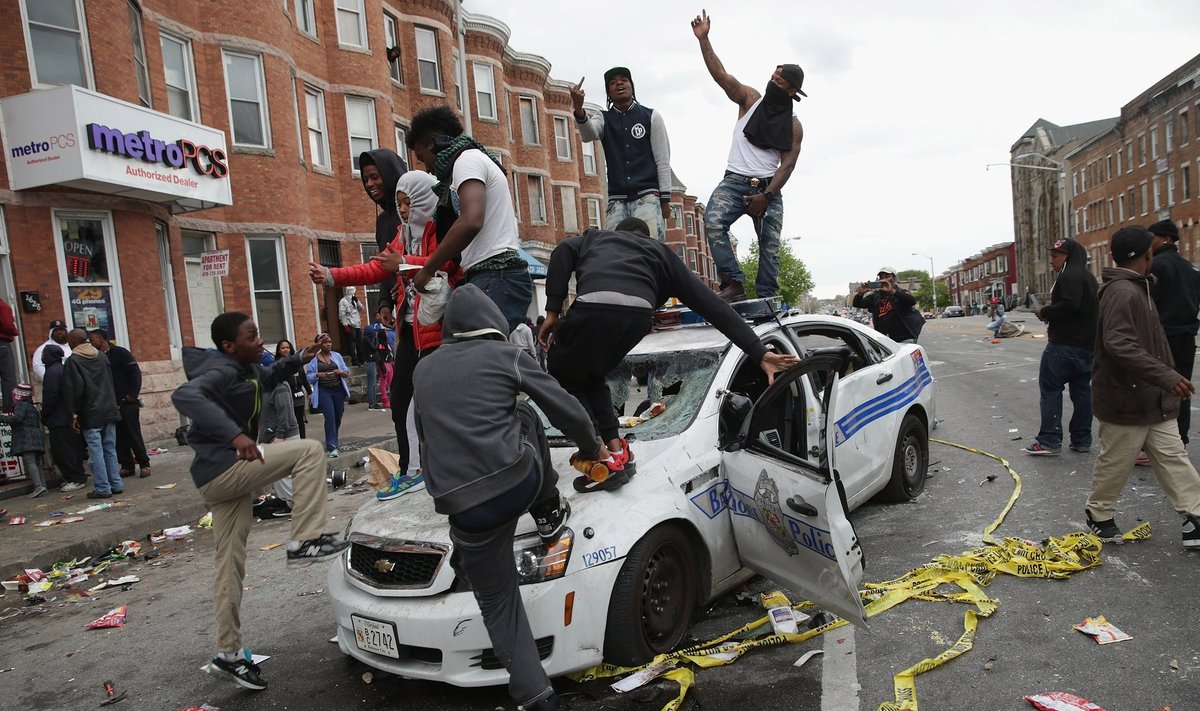 Baltimore’i märatsejad hõivasid ja lõhkusid isegi politseiautosid.