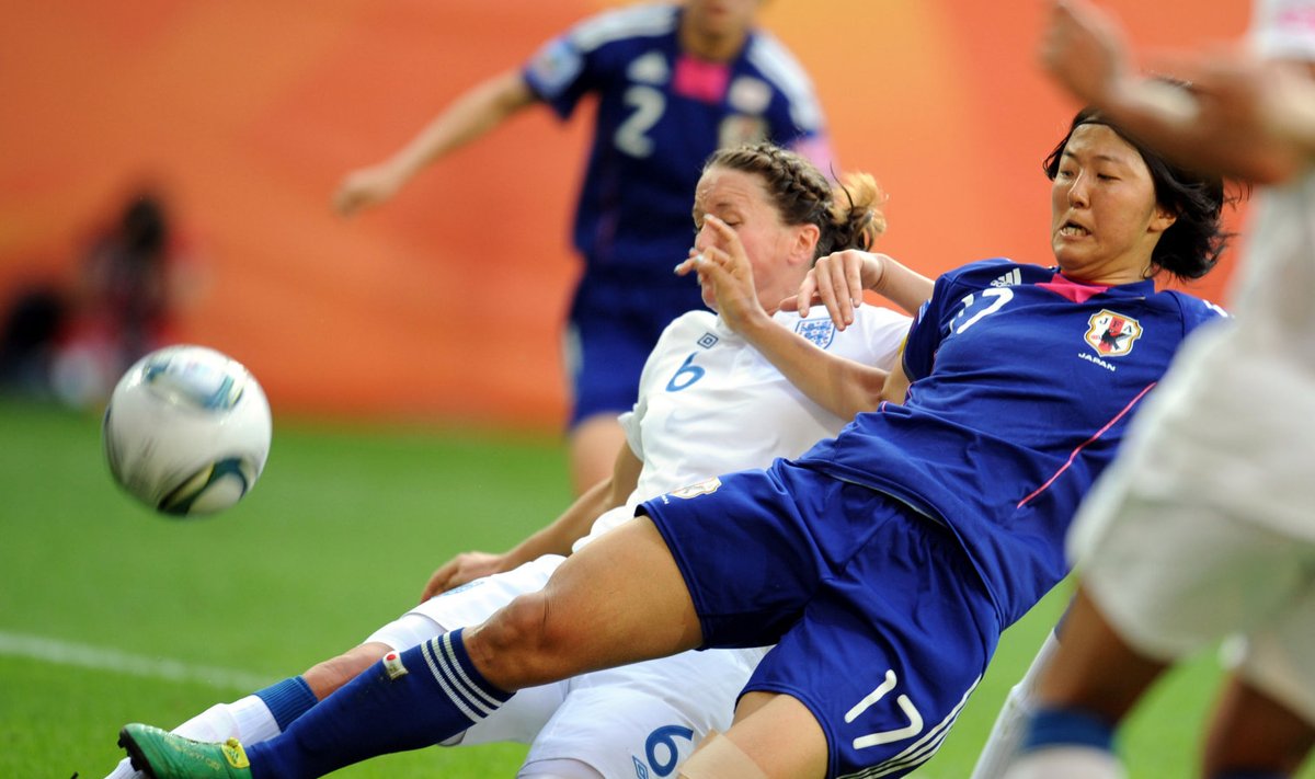 Юки Нагасато (в синем) в матче против сборной Англии