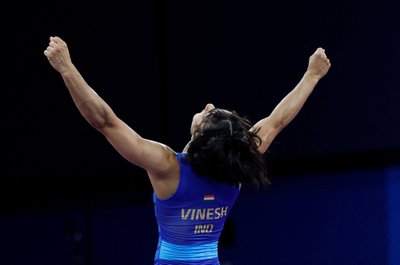 Vinesh Phogat arvas pärast poolfinaali, et medal on käes.