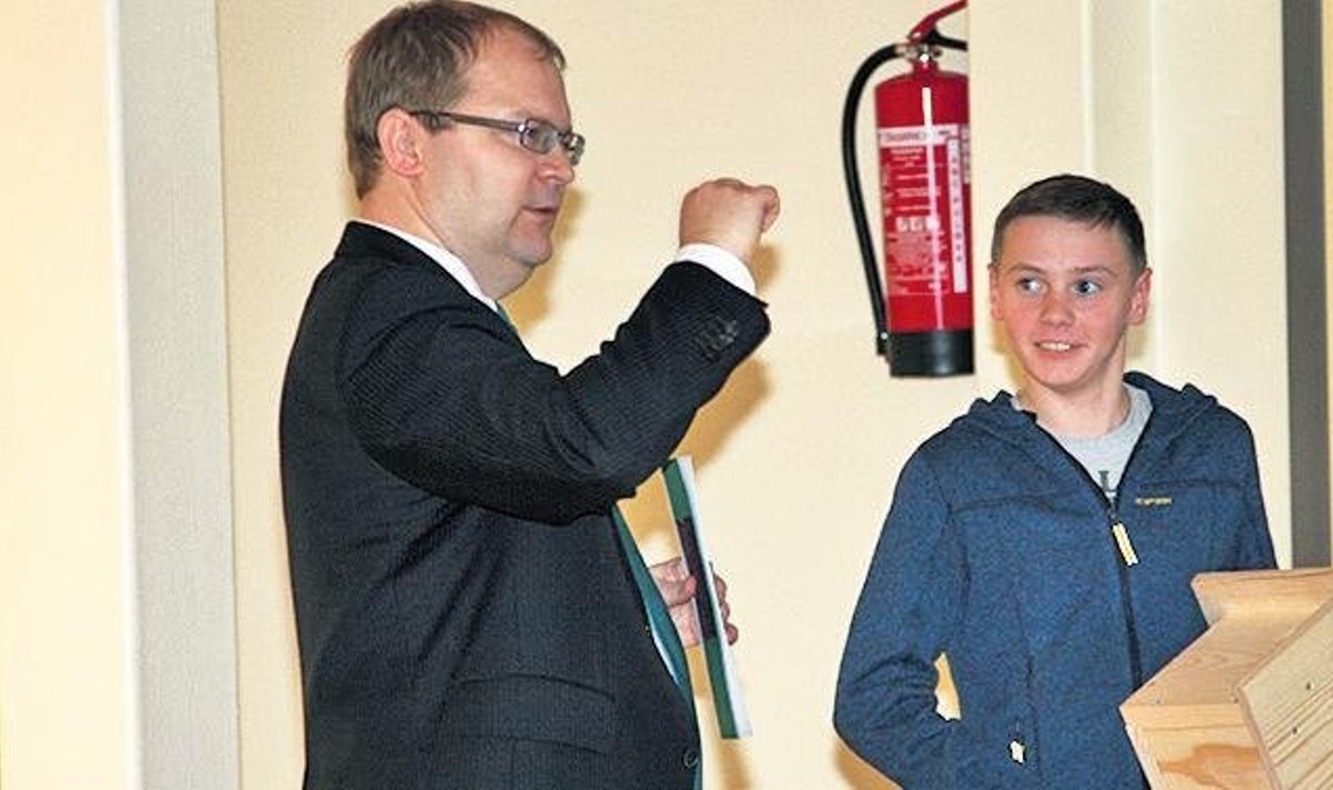 Meeldejääv kingitus: Välisminister Urmas Paet sai Aste koolilt kingiks linnumaja, mille andis üle Karl Sai. Foto: Ilme Õunapuu