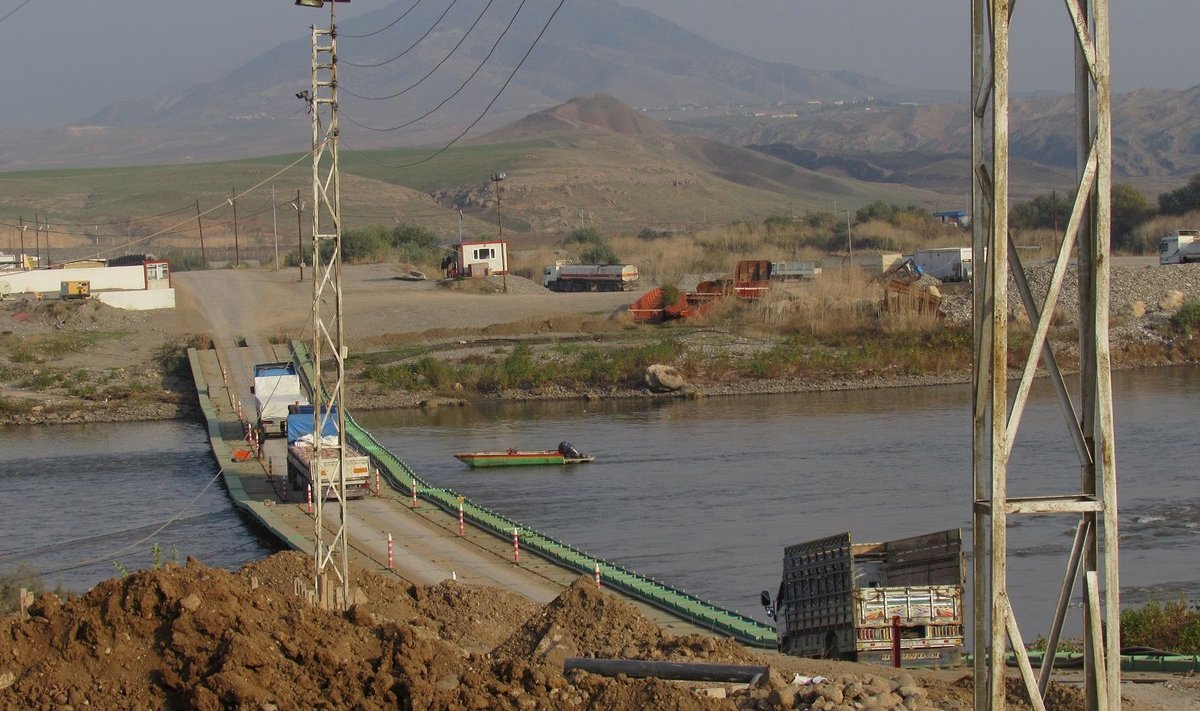 Süüriat ja Iraagi Kurdistani ühendav pontoonsild autodele Faysh Khaburis