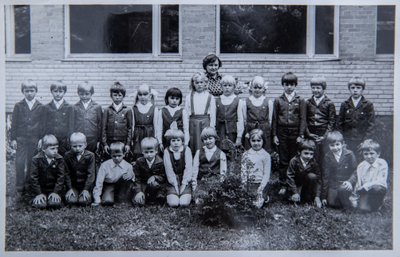 Mihkli klassipilt algkoolist - klassis oli 7 tüdrukut ja 21 poissi. Pildil on ka legendaarne õpetaja Helje Tikerpalu.