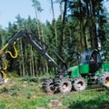 ФОТО | В лесу загорелся лесорубный трактор, в опасности оказалась остальная техника