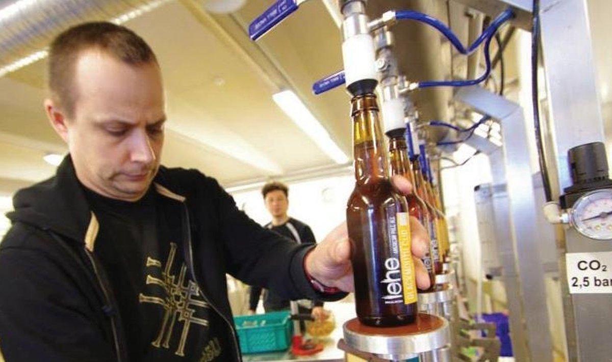 Õllemeister ja pruulikoja omanik Tarmo Tali villib valmis õlle pudelitesse