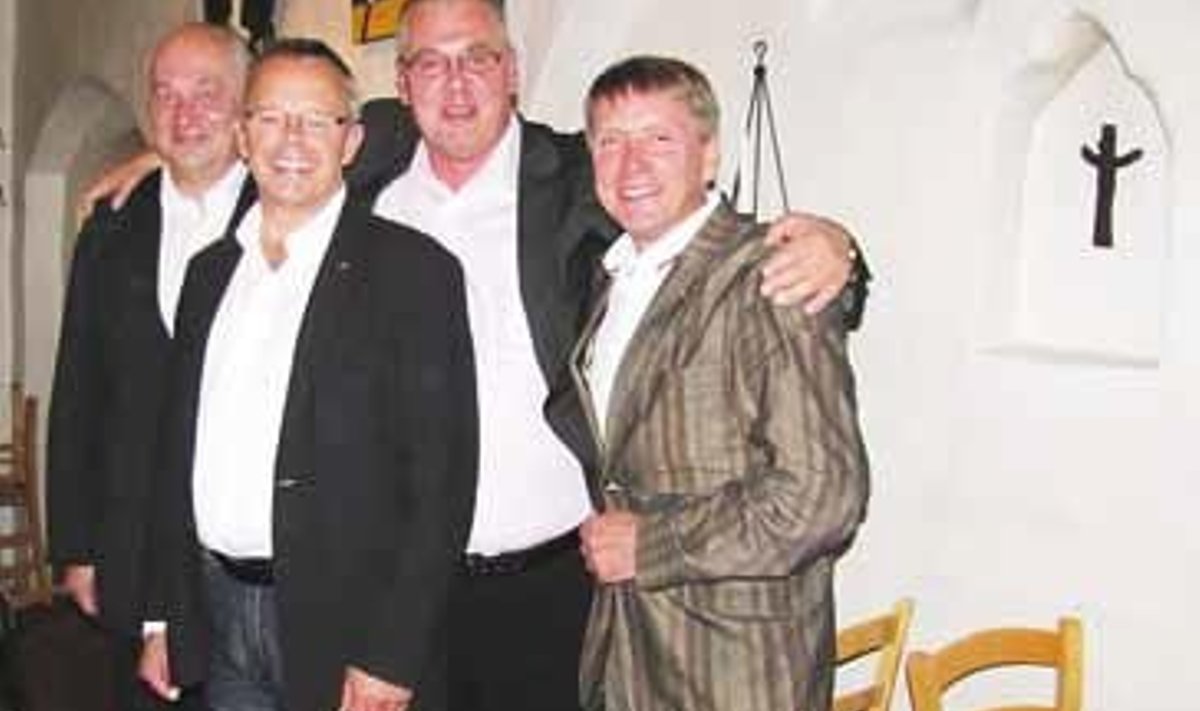 Pildil vasakult: Jõelähtme abivallavanem Teet Sibrits, Visby linnapea Åke Svensson, Rae vallavanem Veigo Gutmann ja Viimsi vallavanem Haldo Oravas