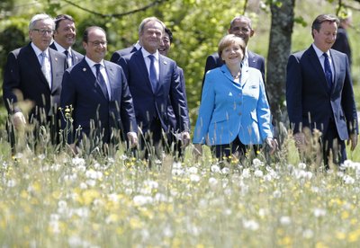 KOOS MAAILMA MÕJUKATEGA: Euroopa Ülemkogu alalise eesistuja Donald Tuski paremal käel on Prantsusmaa riigipea Francois Hollande, vasakul Saksa kantsler Angela Merkel, kelle taga USA president Barack Obama.