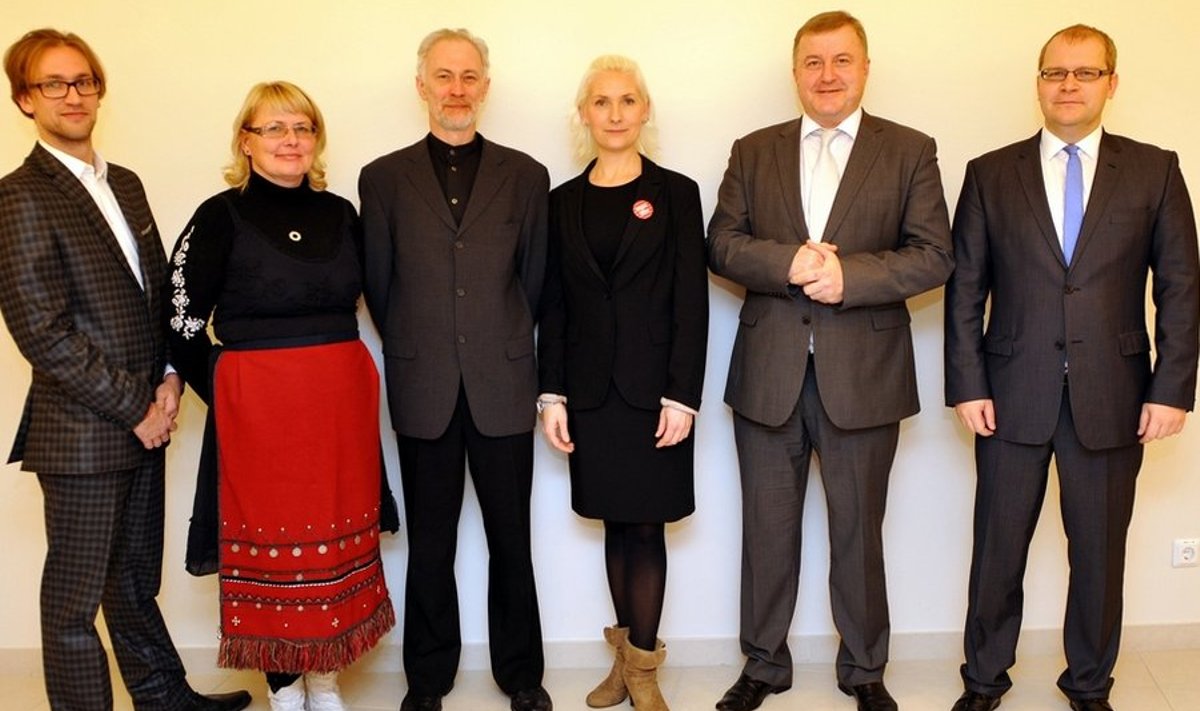 FOTO: Välisministeerium. Vasakult paremale: Märt Agu, Aet Maatee, Raul Talmar, Veronika Portsmuth, Aivar Mäe ja Urmas Paet