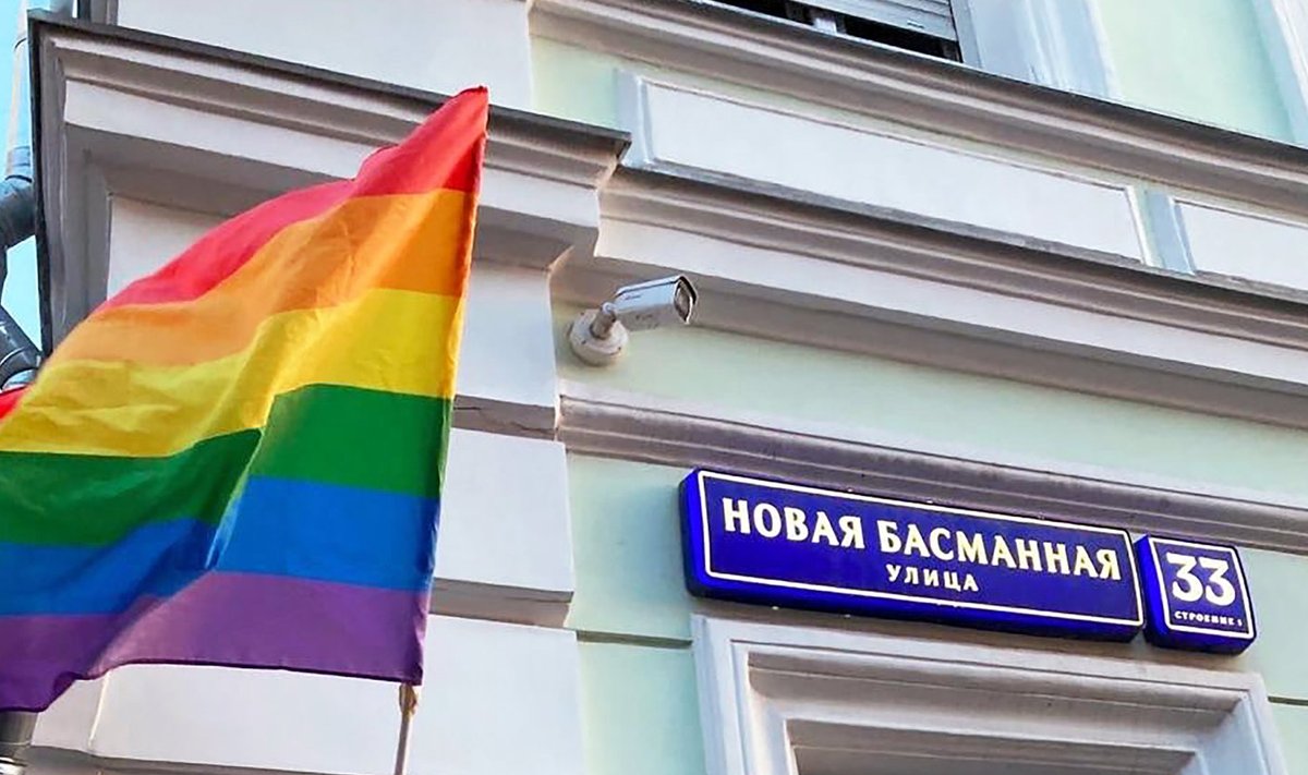 Водружение ЛГБТ-флага в России