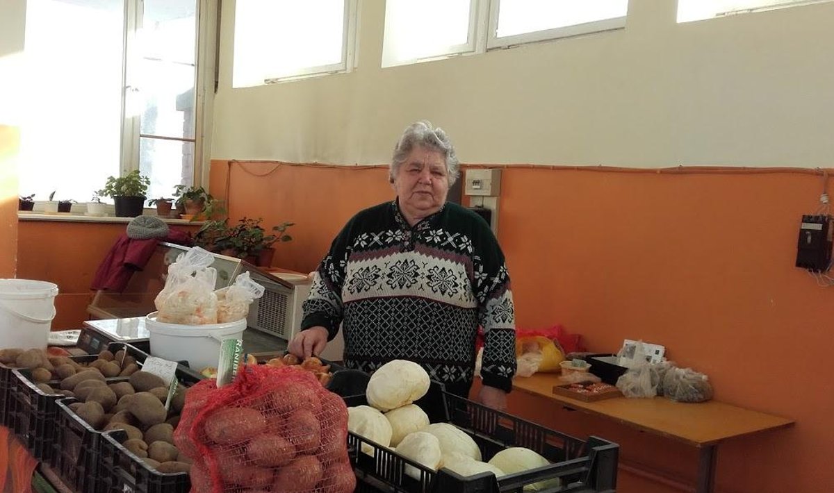 Ludmila Bergholde turustab Valka turul põllumajandusühistu Purpali köögivilja.