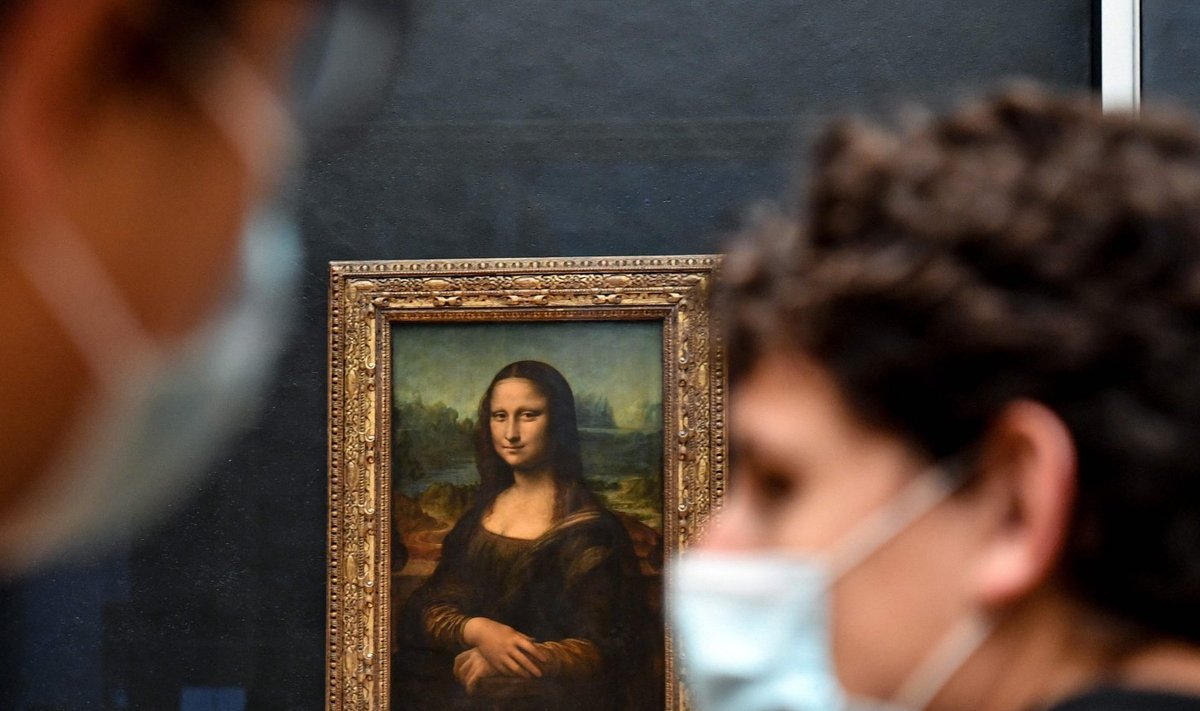 Külastajad imetlevad Pariisis Louvre'i muuseumis da Vinci üht tuntuimat taiest, Mona Lisa maali (foto: AFP / Scanpix)