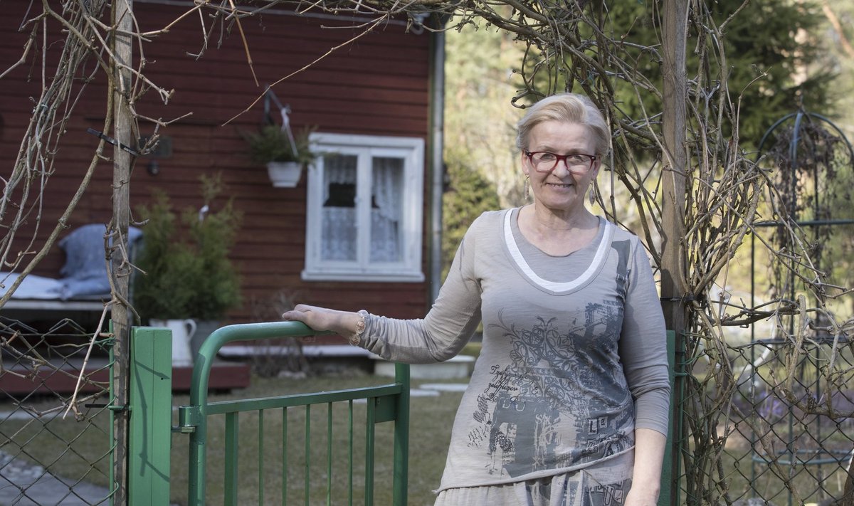 Anne Kalinina oma Elvas asuva kauni kodumaja väraval.