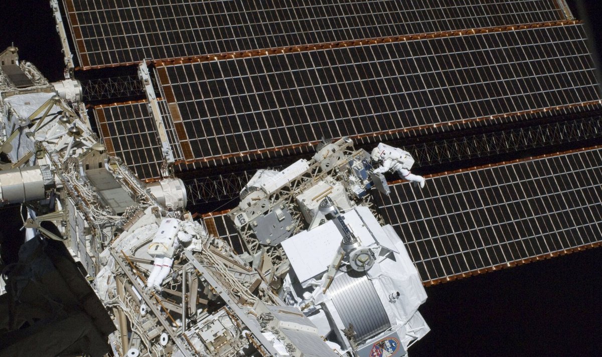 NASA astronaudid Greg Chamitoff ja Andrew Heustel kosmosejaama putitamas.