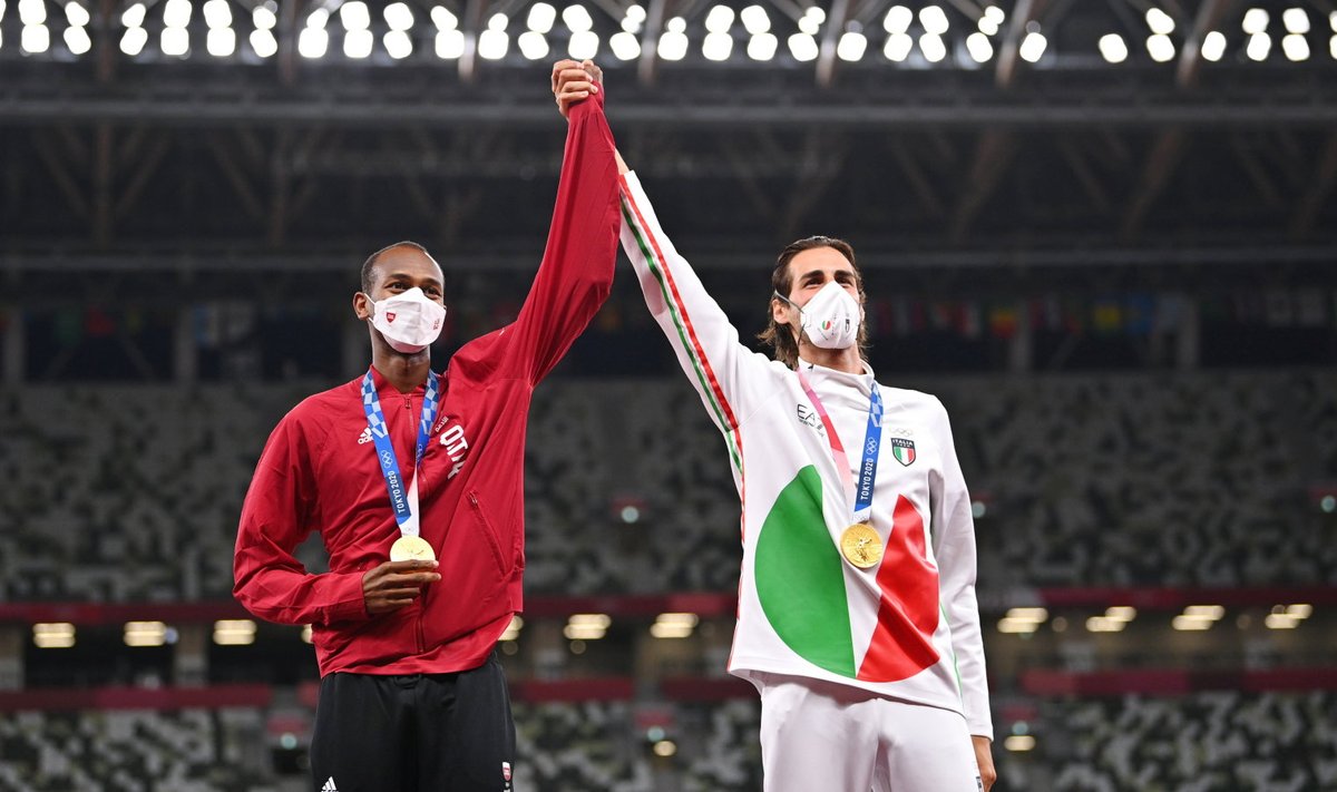 Mutaz Essa Barshim (vaskul) ja Gianmarco Tamberi võitjatena poodiumil. 