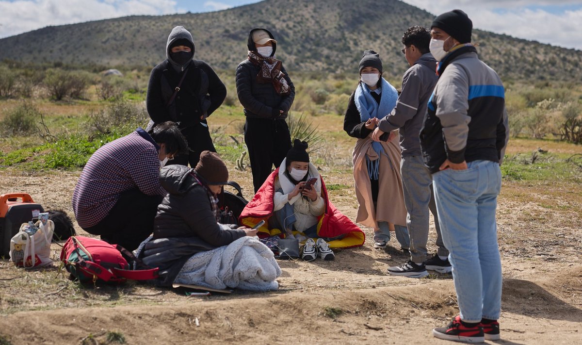 Mehhikost saabunud sisserändajad ootavad USA California osariigis piiriametnike saabumist, et küsida Ameerikas varjupaika. Pilt tänavu 4. märtsist.