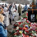 Смерть Навального: люди продолжают нести цветы на Борисовское кладбище