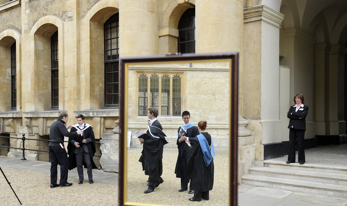 Kuulsa Oxfordi Ülikooli tudengid kogunevad lõpuaktuse fotole. .