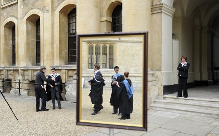 Kuulsa Oxfordi Ülikooli tudengid kogunevad lõpuaktuse fotole. .
