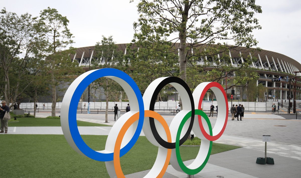 Olümpiarõngad Tokyo olümpiastaadioni eel