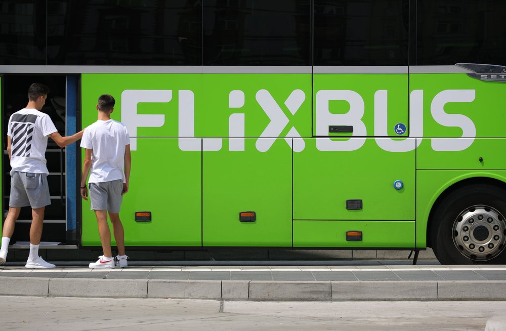 Отправиться автобус. Flixbus эмблема. Flixbus Барселона Париж. Flixbus Stattion Paris Bercy.